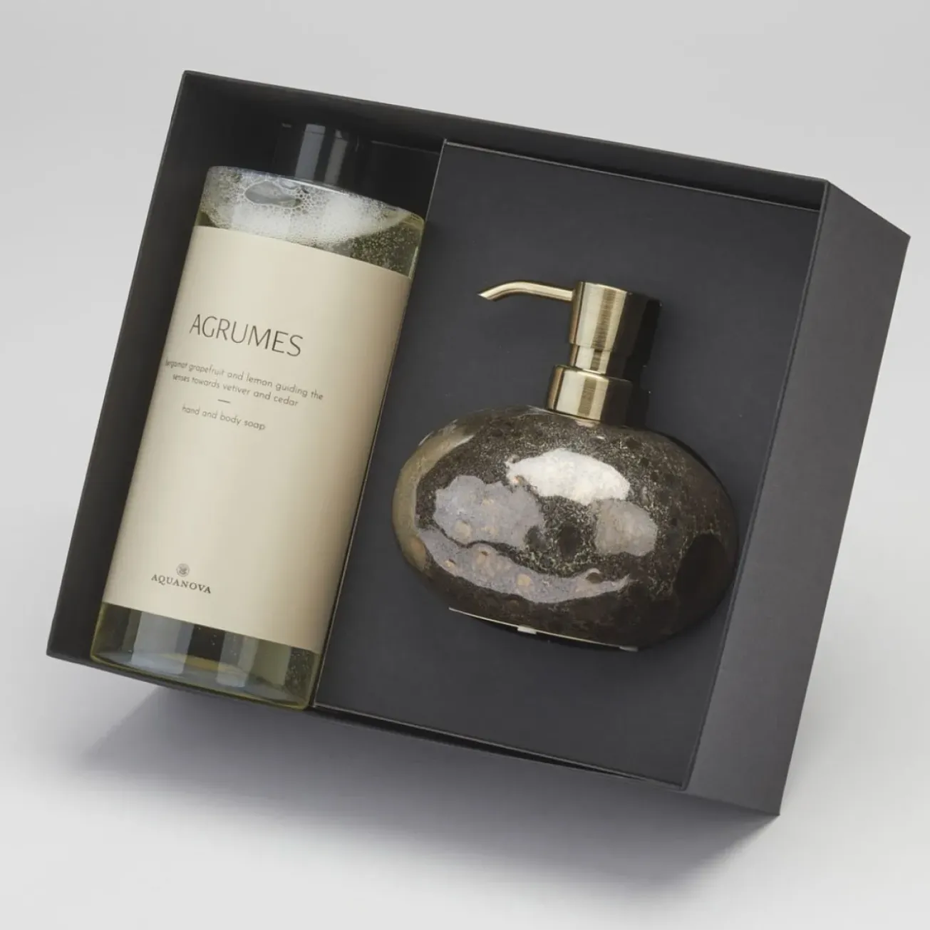 Bath & Living Aquanova Giftbox Ugo soap dispenser Vintage Bronze Paris soap Agrumes (GIFTUGODIS854-AGR)