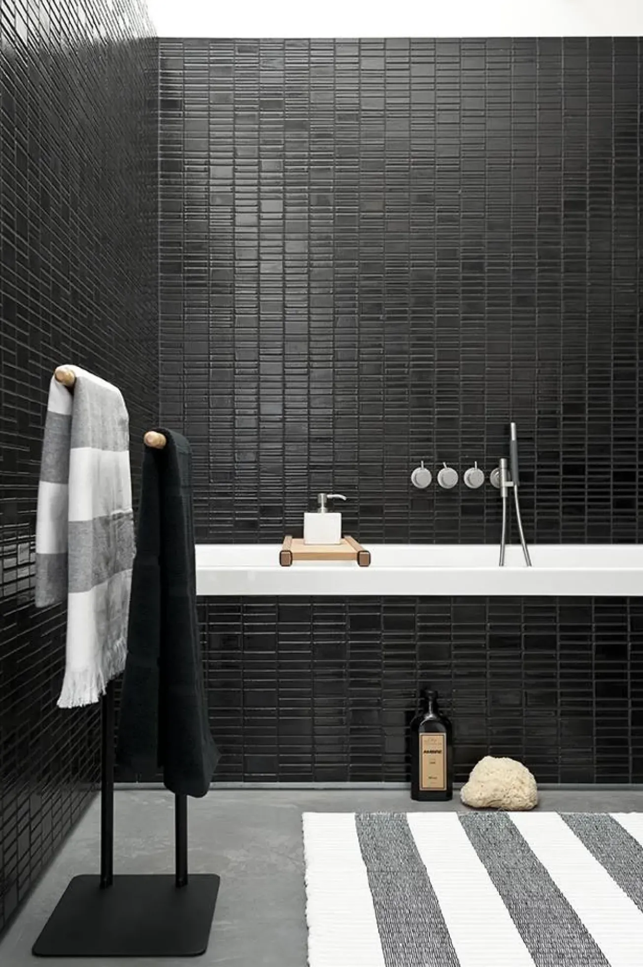 Bath & Living Aquanova Toilet brush holder Oscar Black-09