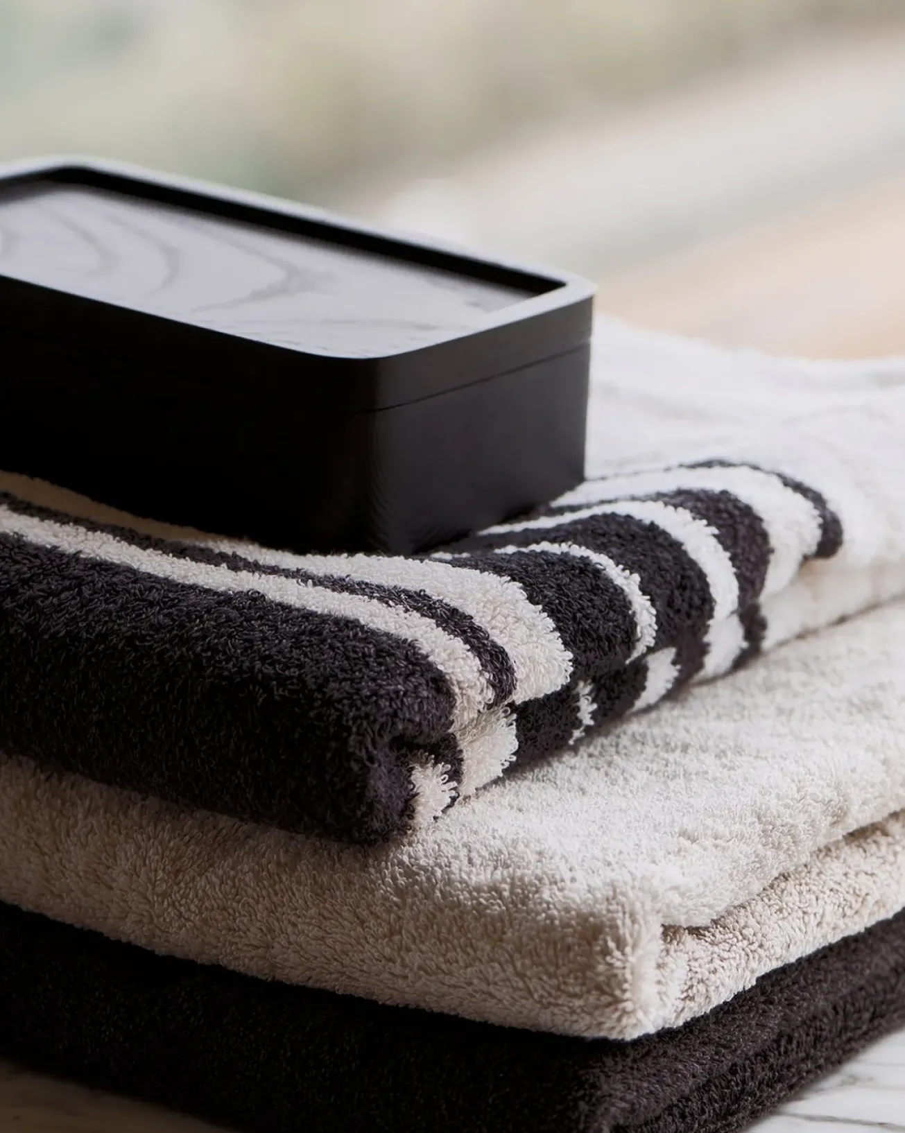 Bath & Living Vandyck Remnant 63: Bath towel BOSTON Off Black 90x195 cm
